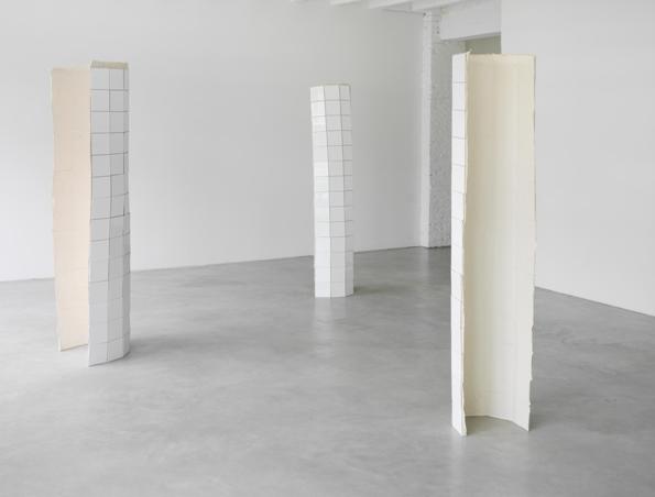 Bettina Buck, Plinth Drawings I, 2012 - Cartone, striscia di gomma, dimensioni variabili. Courtesy Bureau Bettina Buck.