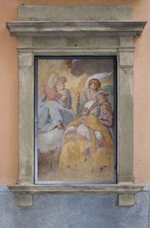 Tabernacolo raffigurante Madonna con Bambino, Sant’Agostino, l’Arcangelo Raffaele e Tobiolo, sito in Firenze - nel quartiere di Santo Spirito - all’angolo con via Maffia e via S. Agostino