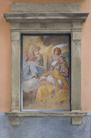 Tabernacolo raffigurante Madonna con Bambino, SantAgostino, lArcangelo Raffaele e Tobiolo, sito in Firenze - nel quartiere di Santo Spirito - allangolo con via Maffia e via S. Agostino