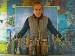 Leonardo Basile e le sue bottiglie colorate