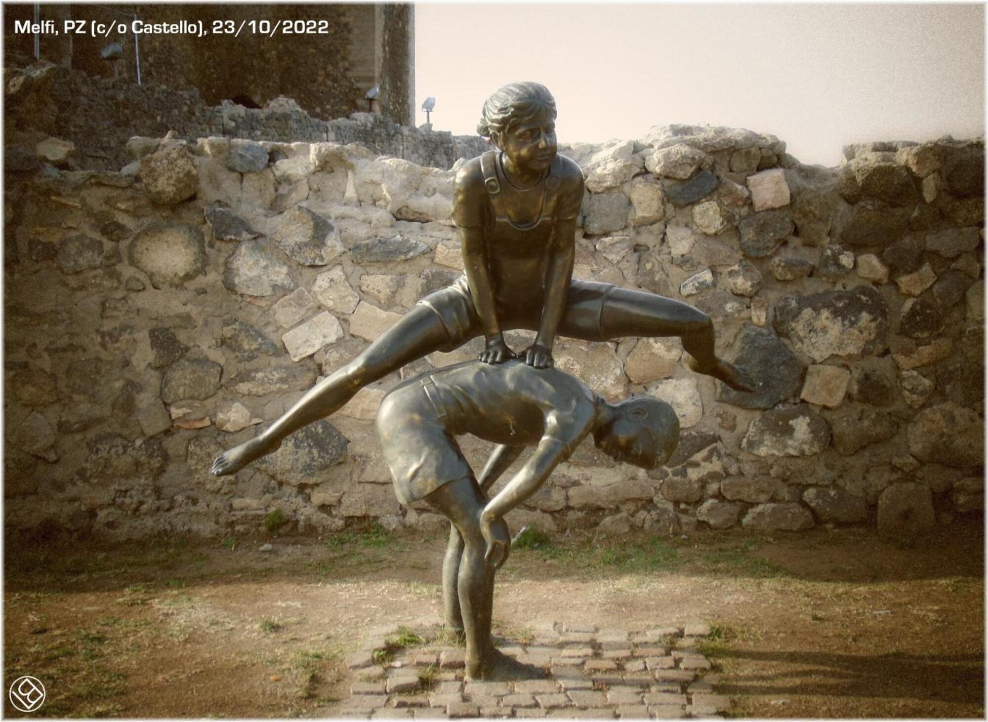 'Uno monta la luna', scultura in bronzo posta all'esterno del castello di Melfi (PZ).