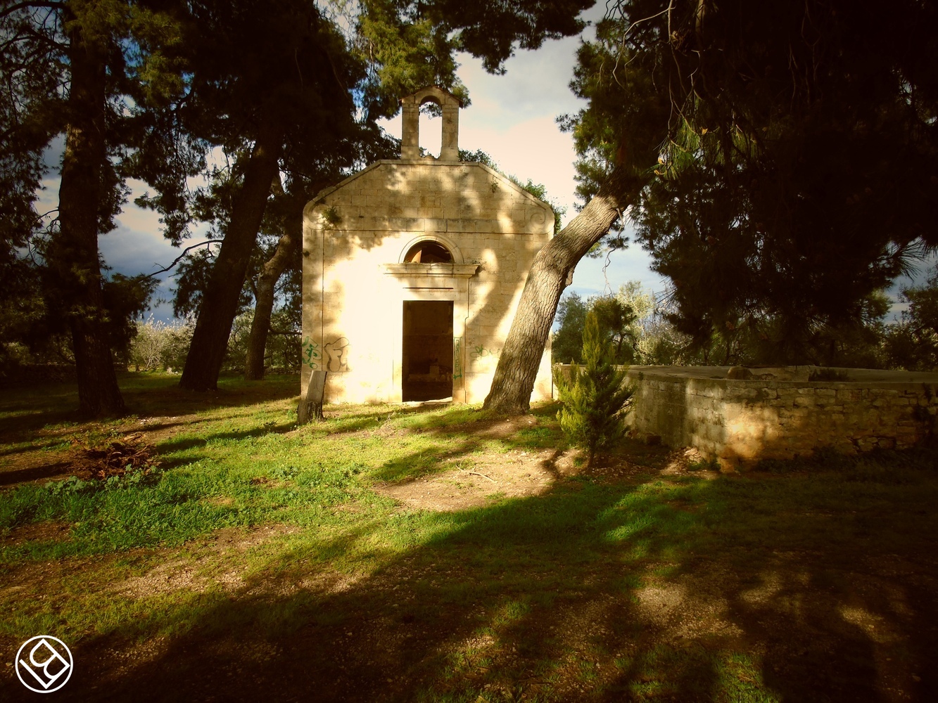 La possente Casina Azzolini con la sua deliziosa cappella... 'ruderi' entrame, ormai.