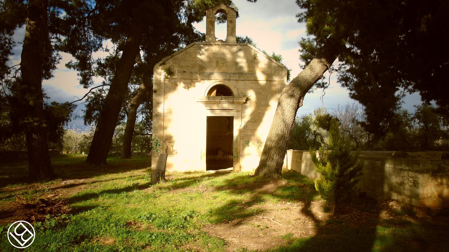 La possente Casina Azzolini con la sua deliziosa cappella... 'ruderi' entrame, ormai.