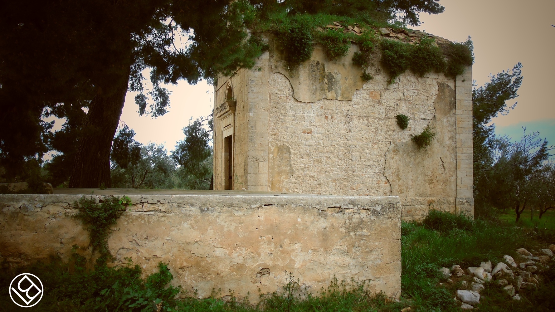 La possente Casina Azzolini con la sua deliziosa cappella... 'ruderi' entrame, ormai.