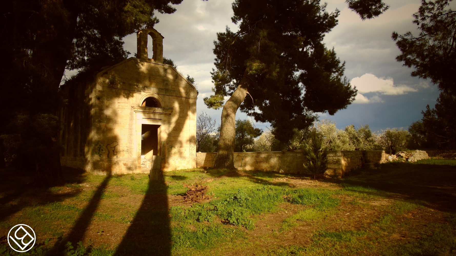 La possente Casina Azzolini con la sua deliziosa cappella... 'ruderi' entrame, ormai.