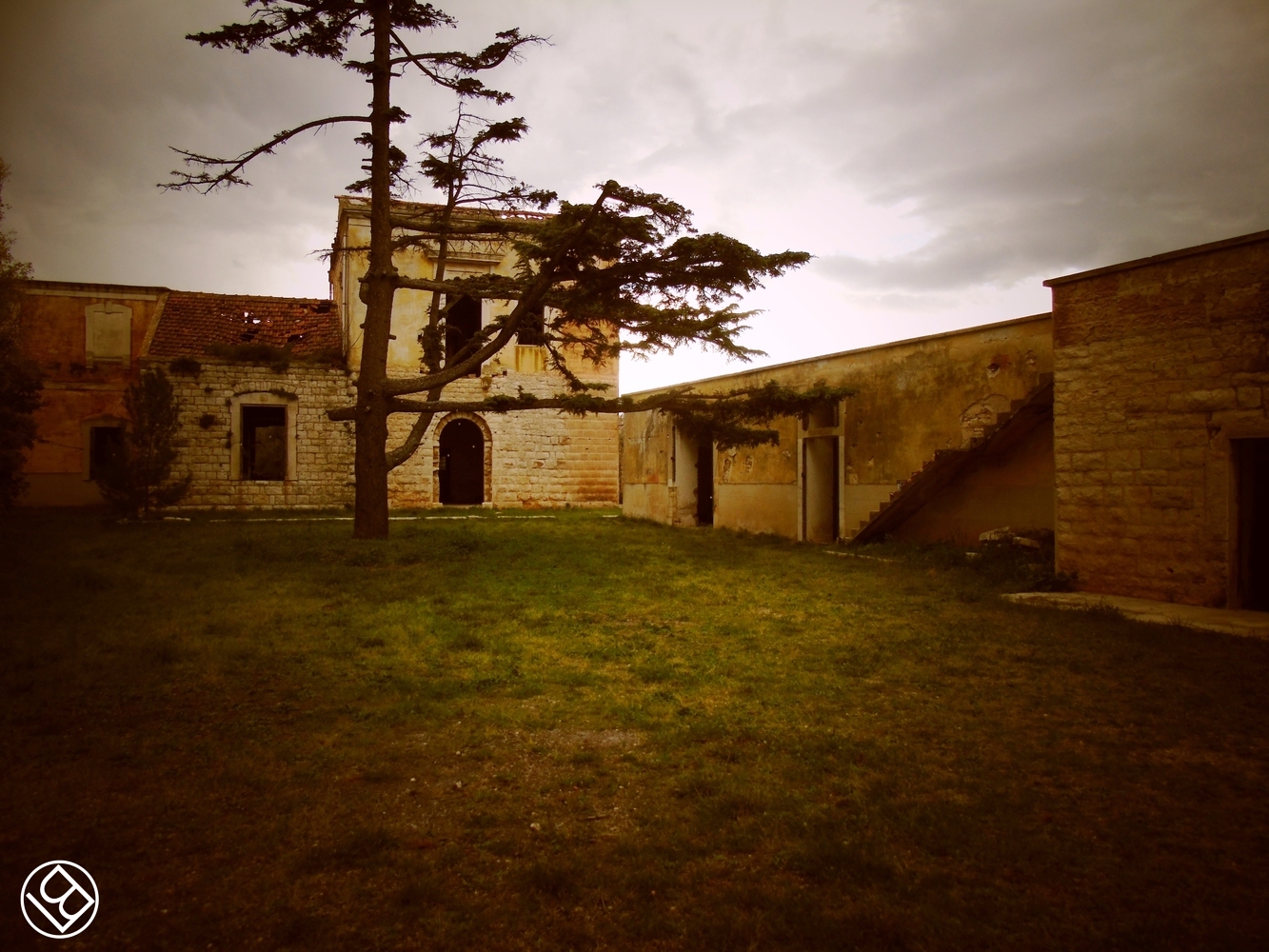 La possente Casina Azzolini con la sua deliziosa cappella... 'ruderi' entrame, ormai.