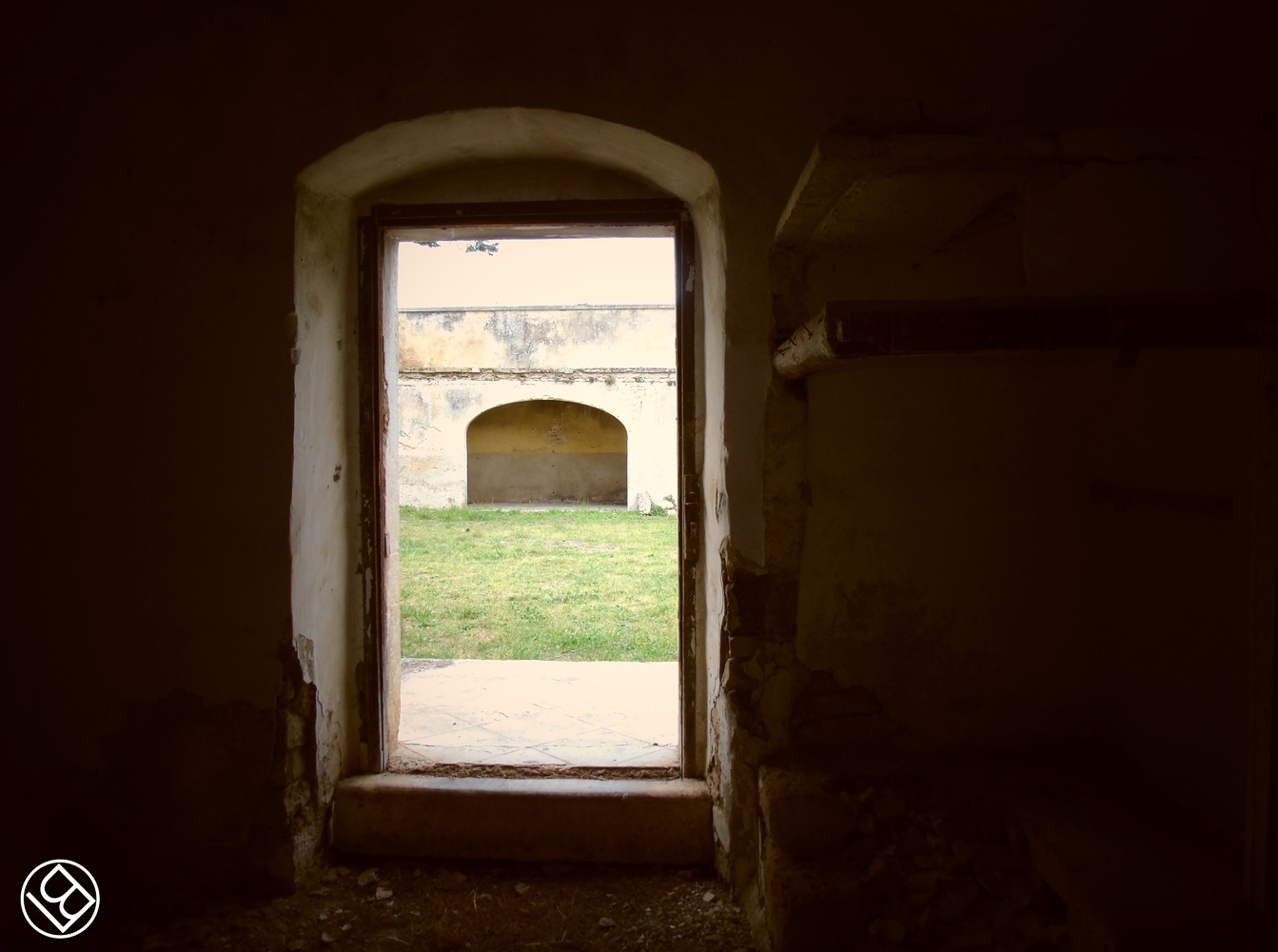 La possente Casina Azzolini con la sua deliziosa cappella... 'ruderi' entrame, ormai.