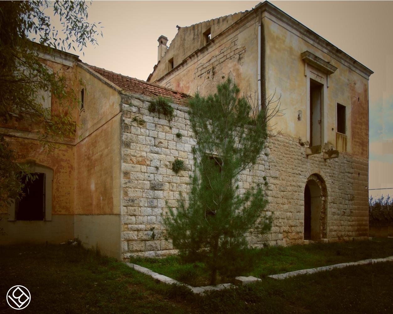 La possente Casina Azzolini con la sua deliziosa cappella... 'ruderi' entrame, ormai.