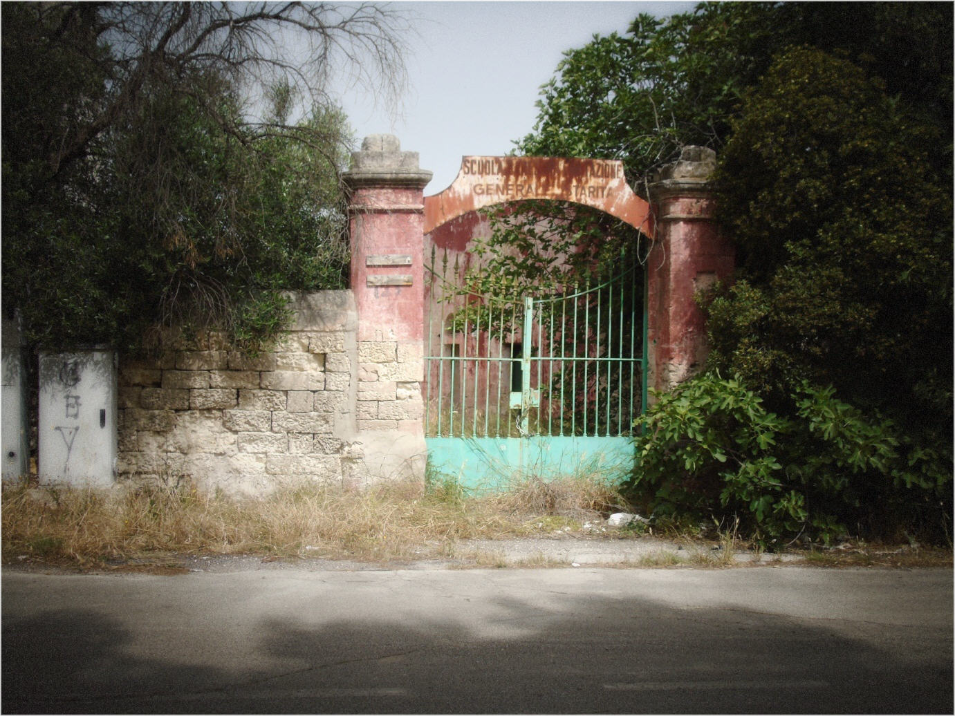Slideshow di alcune fotografie (amatoriali) di Leonardo Basile che riprendono particolari di di Villa Starita (Bari), dimora ottocentesca.