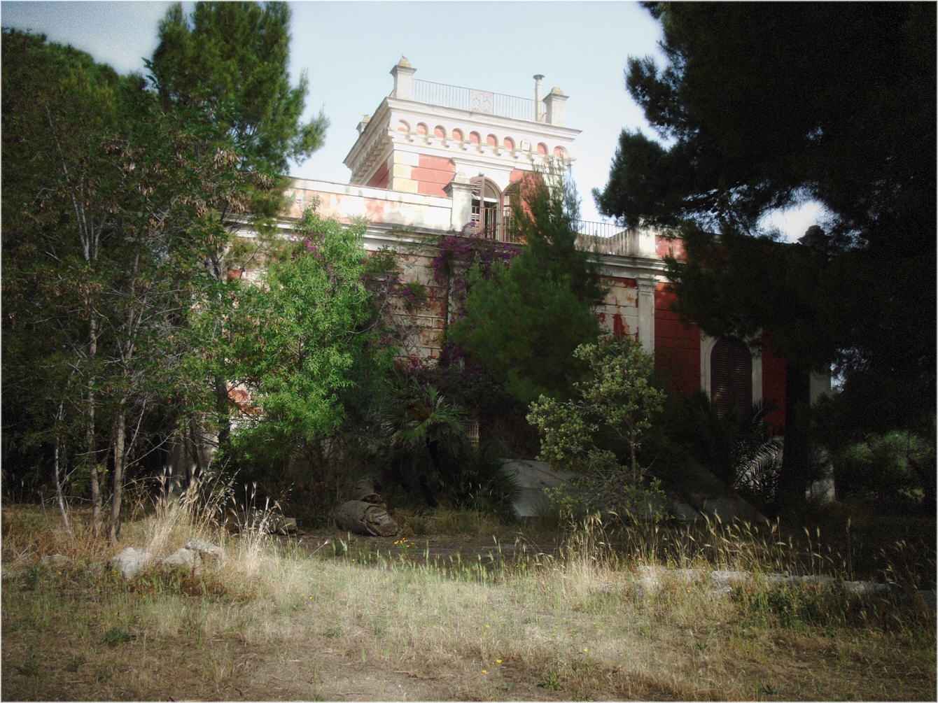 Slideshow di alcune fotografie (amatoriali) di Leonardo Basile che riprendono particolari di un paio di ville private scattate durante l'escursione del giorno 18 maggio 2024.