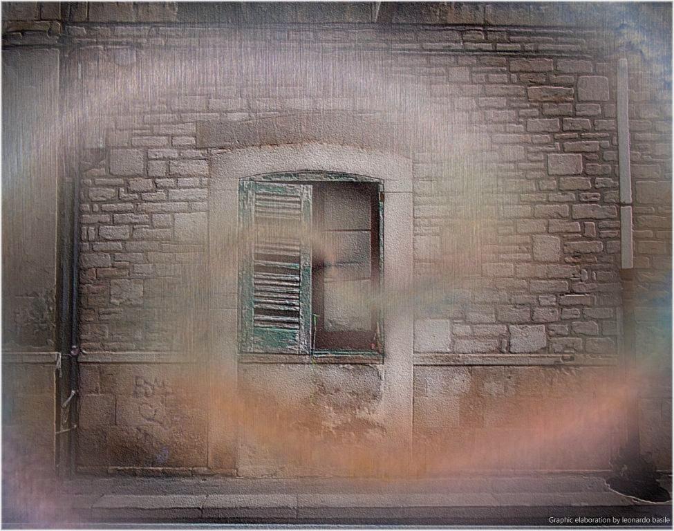 Vecchia e trascurata finestra in via Fiume
