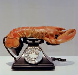 Salvador Dalí,  Lobster Telephone,1936, plastica dipinta e tecnica  mista,17,8 x 33 x 17,8 cm. Londra,Tate Modern. Akg Images, Berlino © by SIAE 2010