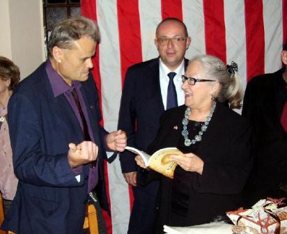 Ivo Ragazzini con il Console americano alla presentazione del suo libro