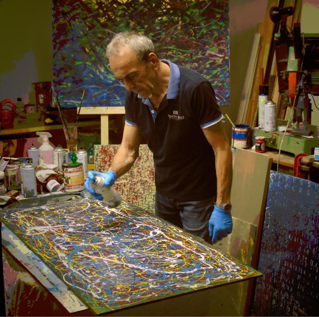 Leonardo Basile nel suo studio, all'opera