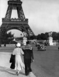 Couple avec matelot Pont de la Tour Eiffel ca.1932 © Estate Brassaï Succession-Philippe Ribeyrolles