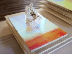 Laura Pugno, A futura memoria, 2018, jesmonite, pellicola multicolor e legno, installazione di dimensioni variabili