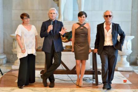 Nlla foto de "ilsitodellarte" un momento dell'inaugurazione della mostra: Gloria Sarcinella, Lino Patruno, Stefania Ferrante e il maestro Roccotelli.