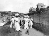 Amiche di sua madre, Etretat 1910