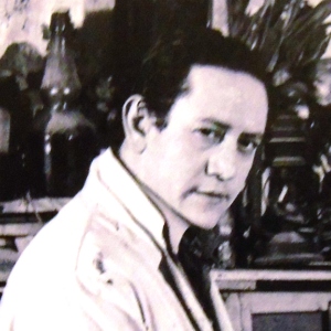 Un Gianni Valenzano giovane mentre dipinge 